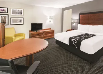La Quinta Inn & Suites by Wyndham San Antonio Riverwalk hotel thumbnail 8