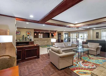 Quality Suites Addison - Dallas hotel thumbnail 5