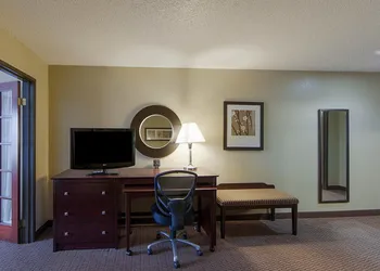 Quality Suites Addison - Dallas hotel thumbnail 6