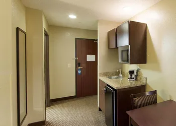 Quality Suites Addison - Dallas hotel thumbnail 7