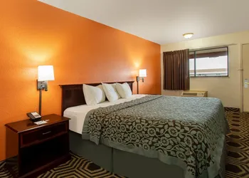 Travelodge by Wyndham Chicago - South Holland hotel thumbnail 3