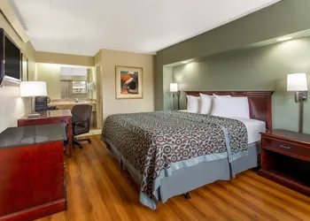 Travelodge by Wyndham Chicago - South Holland hotel thumbnail 4