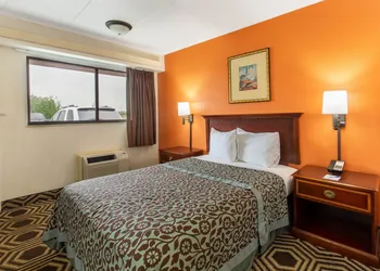 Travelodge by Wyndham Chicago - South Holland hotel thumbnail 5