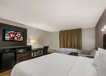 Red Roof Inn PLUS+ & Suites Knoxville West-Cedar Bluff hotel thumbnail 7