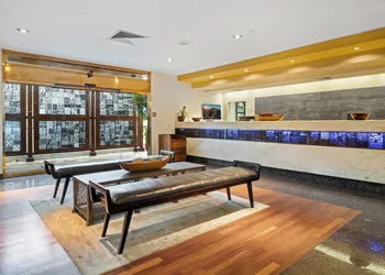 Luana Waikiki Hotel & Suites hotel thumbnail 2