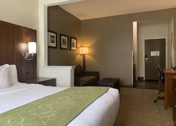 Comfort Suites Peoria I-74 hotel thumbnail 5