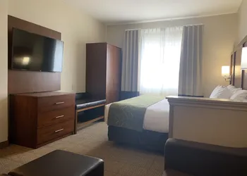 Comfort Suites Peoria I-74 hotel thumbnail 7