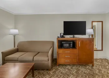Best Western Plus Northwoods Inn hotel thumbnail 6