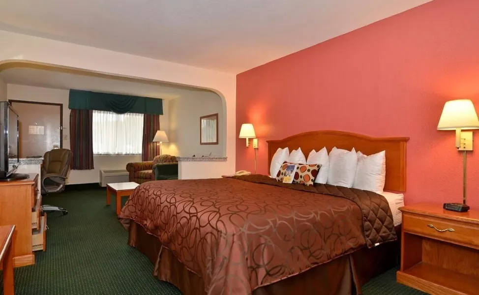 Econo Lodge Inn & Suites Memphis East hotel detail image 6
