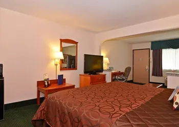 Econo Lodge Inn & Suites Memphis East hotel thumbnail 7