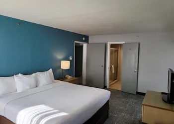 Comfort Inn & Suites Alexandria West hotel thumbnail 8