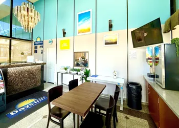Days Inn by Wyndham Los Angeles LAX Airport/Stadium Area hotel thumbnail 3
