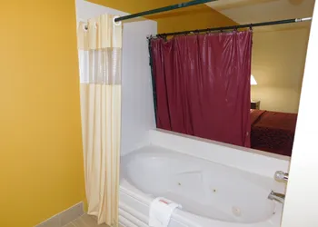 Days Inn by Wyndham Walcott Davenport hotel thumbnail 6