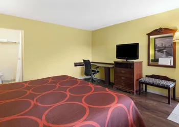 Super 8 by Wyndham Youngstown/Girard hotel thumbnail 5