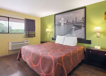 Super 8 by Wyndham Youngstown/Girard hotel thumbnail 8