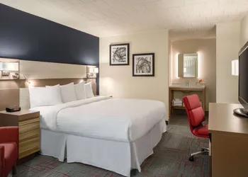 Ramada by Wyndham Indiana hotel thumbnail 6
