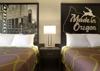 Super 8 by Wyndham Portland Airport hotel thumbnail 4