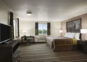 Super 8 by Wyndham Portland Airport hotel thumbnail 6