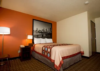 Super 8 by Wyndham Altoona hotel thumbnail 3