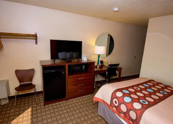 Super 8 by Wyndham Altoona hotel thumbnail 7