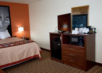 Super 8 by Wyndham Altoona hotel thumbnail 8