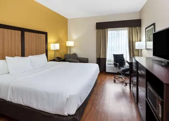 La Quinta Inn & Suites by Wyndham LaGrange / I-85 hotel thumbnail 7