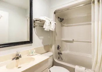 Quality Inn near Six Flags hotel thumbnail 5