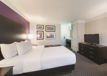 La Quinta Inn & Suites by Wyndham Austin Round Rock hotel thumbnail 5