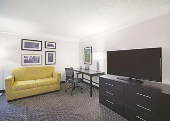 La Quinta Inn & Suites by Wyndham Austin Round Rock hotel thumbnail 7
