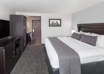 Baymont by Wyndham Glenview hotel thumbnail 6