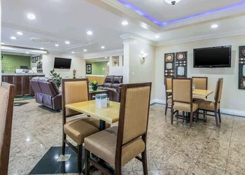 Quality Inn & Suites hotel thumbnail 4