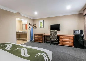Quality Inn & Suites hotel thumbnail 7