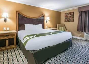 Quality Inn & Suites hotel thumbnail 8