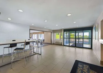 Days Inn & Suites by Wyndham Kansas City South hotel thumbnail 2