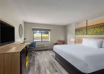 Days Inn & Suites by Wyndham Kansas City South hotel thumbnail 4