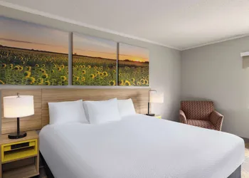 Days Inn & Suites by Wyndham Kansas City South hotel thumbnail 6