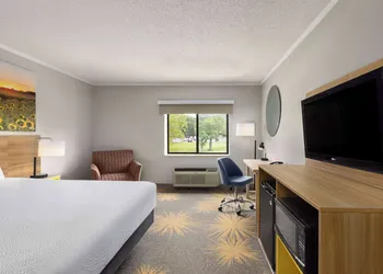Days Inn & Suites by Wyndham Kansas City South hotel thumbnail 7