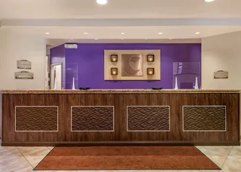 Comfort Suites Maingate East hotel thumbnail 3