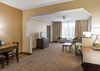 Comfort Suites Maingate East hotel thumbnail 5