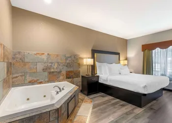 Best Western Plus Des Moines West Inn & Suites hotel thumbnail 5