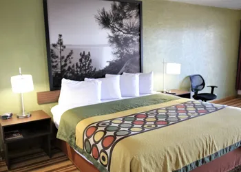 Super 8 by Wyndham Wells hotel thumbnail 7