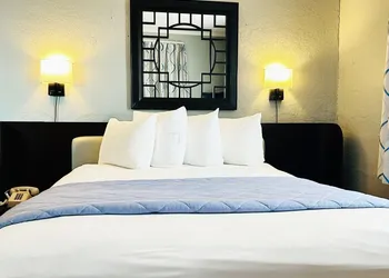 Ponce De Leon Hotel hotel thumbnail 7