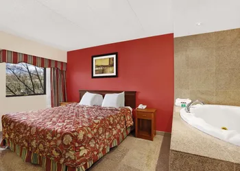 Ramada by Wyndham East Orange hotel thumbnail 4