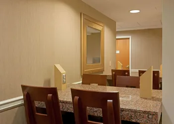 La Quinta Inn & Suites by Wyndham Boston Somerville hotel thumbnail 2