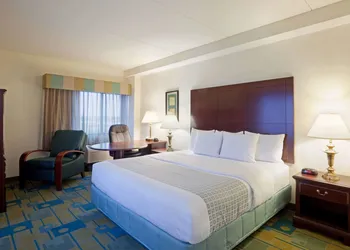 La Quinta Inn & Suites by Wyndham Boston Somerville hotel thumbnail 5