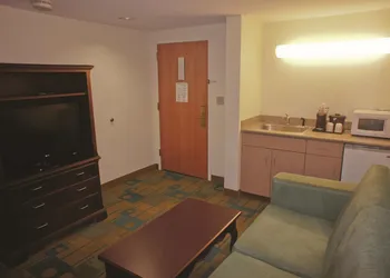 La Quinta Inn & Suites by Wyndham Boston Somerville hotel thumbnail 6
