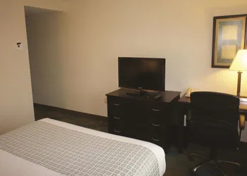 La Quinta Inn & Suites by Wyndham Boston Somerville hotel thumbnail 8