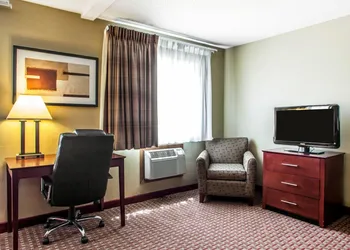 Quality Inn & Suites Davenport near I-80 hotel thumbnail 8