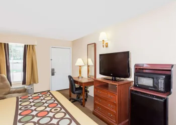 Super 8 by Wyndham Statesboro hotel thumbnail 2