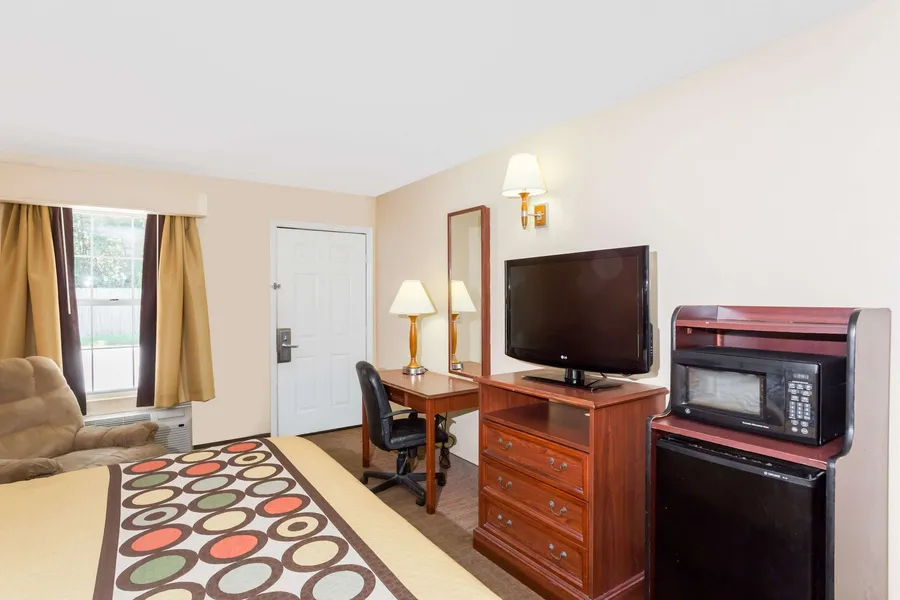Super 8 by Wyndham Statesboro hotel detail image 2